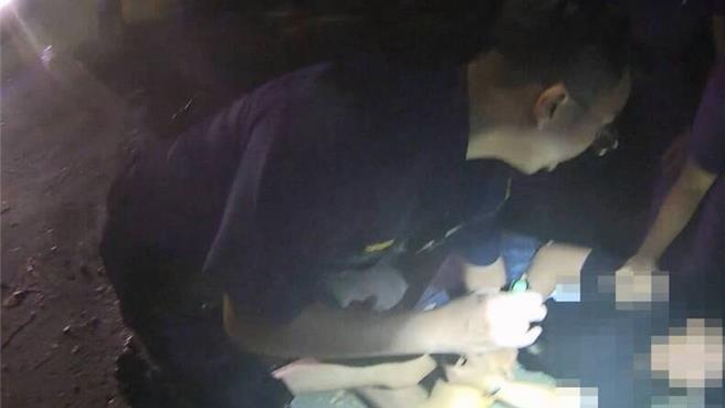 陈姓通缉犯开车违停拒检又衝撞执勤警员，被拔枪喝止后，下车被警方压制逮捕归案，又持枪被查获，判刑5年8月。（本报资料照片／郭良杰高雄传真）