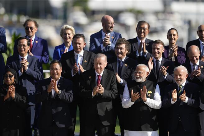 多家媒体发现，人在巴西里约热内卢的美国总统拜登，缺席了18日的G20领袖大合照。（美联社）