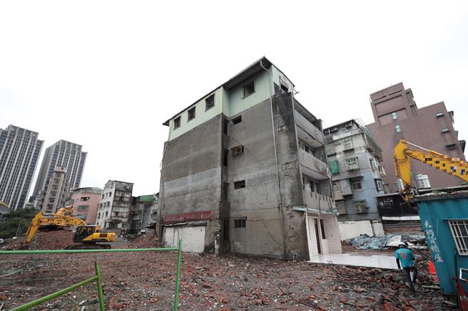 永和竹林段都更案基地邻近永和网溪国小，临接环河东路1段，更新单元面积约为2千平方公尺，现况主要为屋龄超过40年的4楼旧公寓。（城乡局提供）