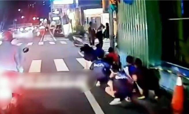 台南市18日晚间出现多名学生身穿深色衣服区，公然在大马路旁「鸭子走路」，疑似体能训练。（摘自社会事新闻影音／洪荣志台南传真）