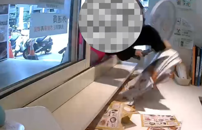 一名男外送员疑似因等餐等太久，突然暴气钻进取餐窗口，抓起折好的传单狂撒。（翻摄自Mula Kitchens 美食商场 中科据点）