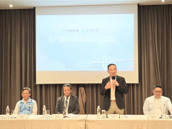 现任金湖饭店董事长吴秀光（右二）获全票支持下接任创会会长，期盼未来在各界的支持与合作下，一起为金门观光发展掀开崭新的一页。（图／金门县政府）