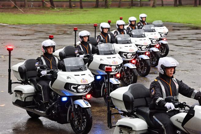 機車手憑藉卓越操駕技術，展示「斜線」隊形。（記者劉宸瑋攝）