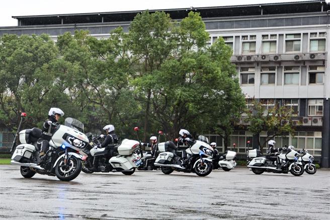 機車手憑藉卓越操駕技術，展示「雙龍搶珠」隊形。（記者劉宸瑋攝）