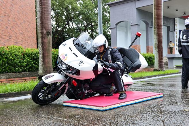 要成為一名合格的機車手，必須通過倒車扶正等基礎訓練，以遂行作戰任務。（記者劉宸瑋攝）