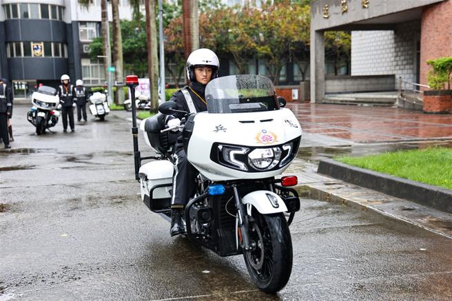 機車手藉由基礎駕駛技術訓練，熟悉車輛性能，方能在都市內複雜道路穿梭，即時馳赴戰術位置。（記者劉宸瑋攝）