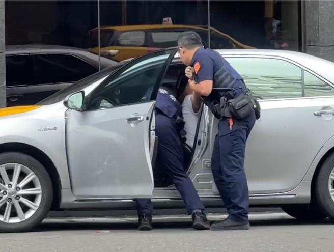 高雄警方取締違規，卻遭心虛車主拖行，所幸沒有大礙。（翻攝自「Threads」／任義宇高雄傳真）