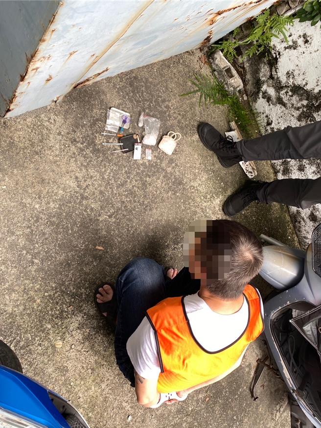 警方於嫌犯車內搜出毒品移送偵辦。（警方提供／任義宇高雄傳真）