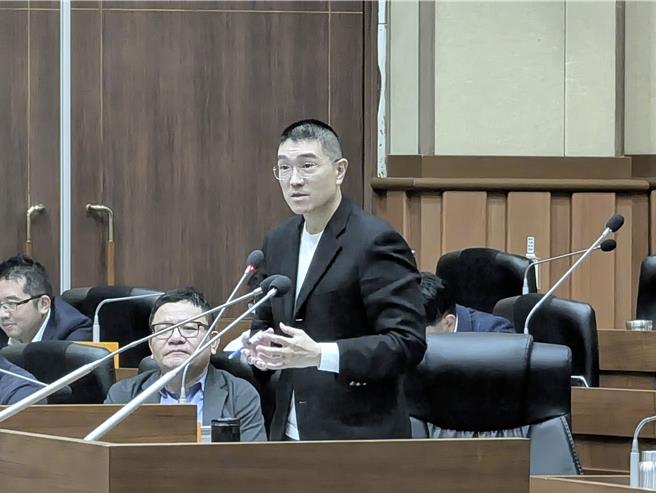 基隆市長謝國樑表示，對四接環評市府會以更審慎態度看待，並允諾會全力看顧基市環境。（張志康攝）