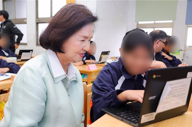 宜蘭縣長林姿妙（左）與學生們共同體驗數位學習。（宜蘭縣政府提供／吳佩蓉宜蘭傳真）