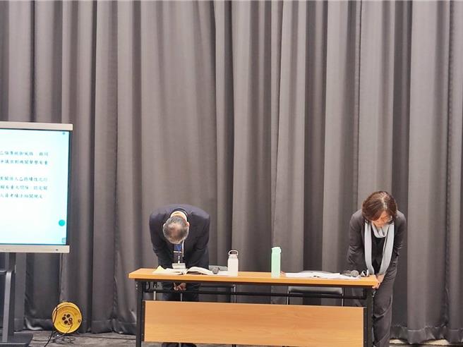 勞動部部長何佩珊（右）19日表示，參考調查報告的結論，調離分署長一職並降調為非主管職。勞動部政務次長許傳盛（左）及何佩珊鞠躬。（林良齊攝）