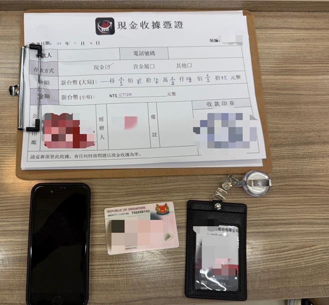 查扣犯案用假合约书、工作证、收据、百万元现金。（警方提供／吴佩蓉宜兰传真）