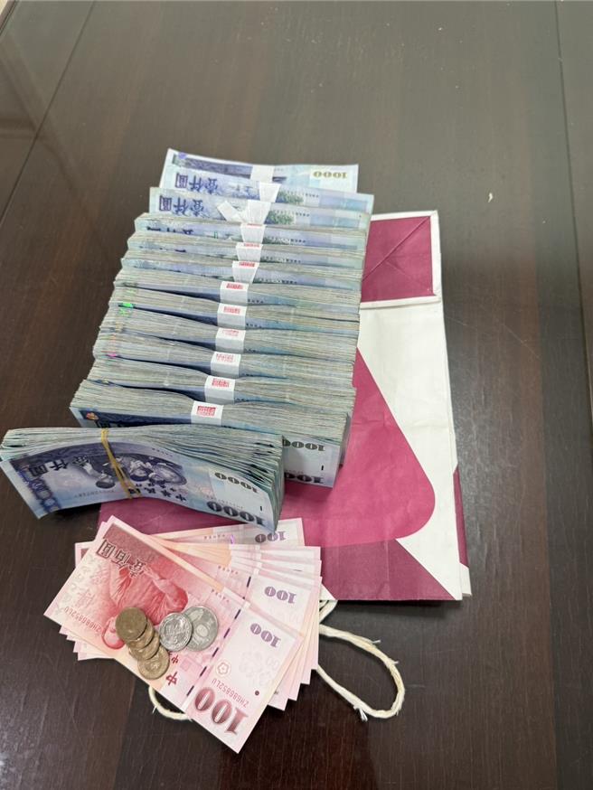 查扣犯案用假合约书、工作证、收据、百万元现金。（警方提供／吴佩蓉宜兰传真）