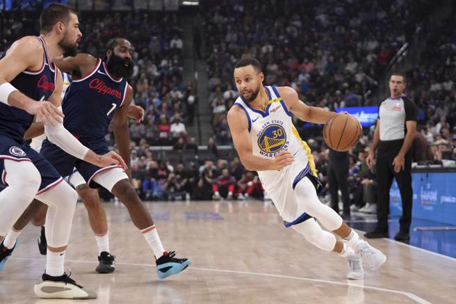 柯瑞雖然攻下26分，可惜勇士仍不敵快艇，3連勝止步。(美聯社)