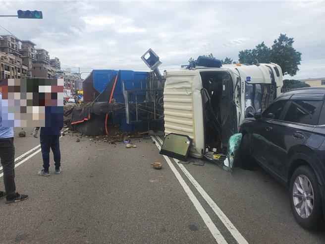 大货车翻覆。（民眾提供／李京升台中传真）