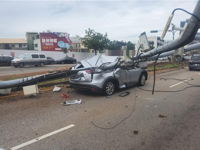 区间测速门架砸毁1辆轿车。（民眾提供／李京升台中传真）