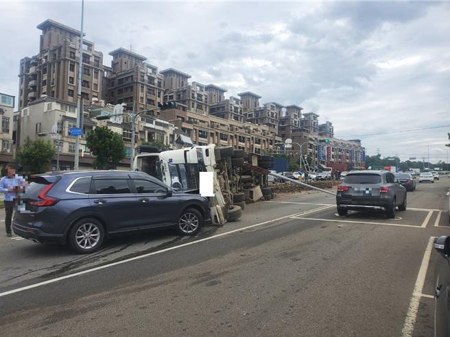 大货车翻覆波及其他车辆。（民眾提供／李京升台中传真）