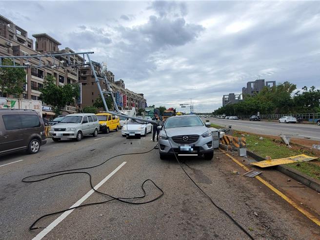 车祸现场一片狼藉。（民眾提供／李京升台中传真）