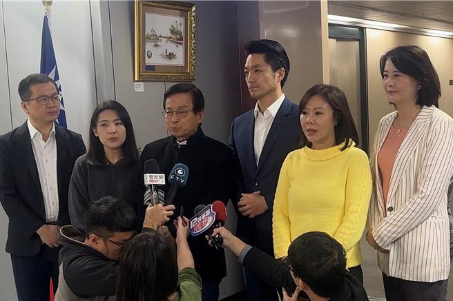 台北市長蔣萬安（右三）19日與國民黨北市立委們「便當會」討論財劃法修正案，並於會後接受媒體訪問。（台北市政府提供／丁上程台北傳真）
