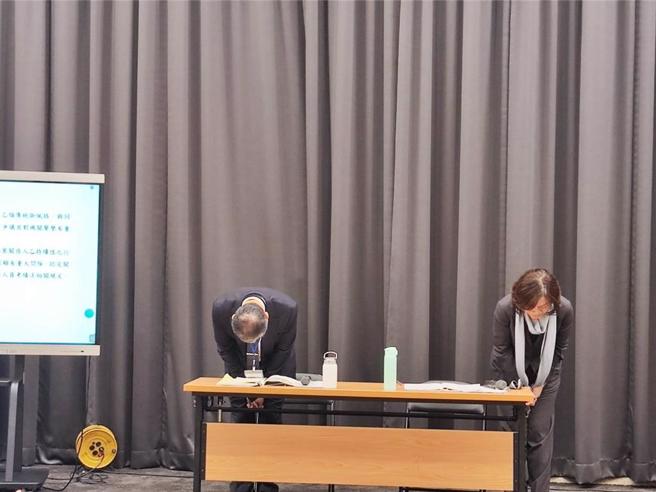劳动部19日公布调查报告。劳动部部长何佩珊（右）及政务次长许传盛（左）鞠躬。（林良齐摄）
