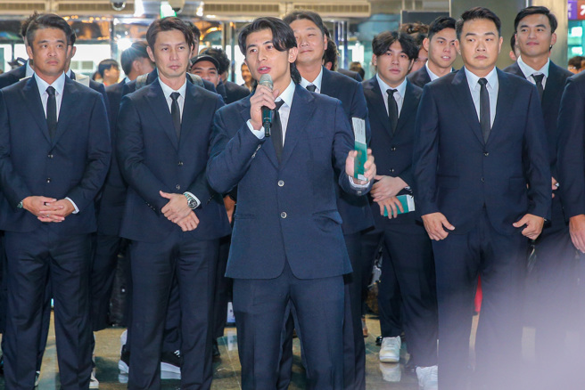 19日中午中华队搭机前往日本东京巨蛋，中华队长陈杰宪第一句话就告诉大家「我们拿到机票了」，当初在大巨蛋开训仪式时说过，会用百分之百的力量前进东京，「我们真的做到了」。（陈麒全摄）