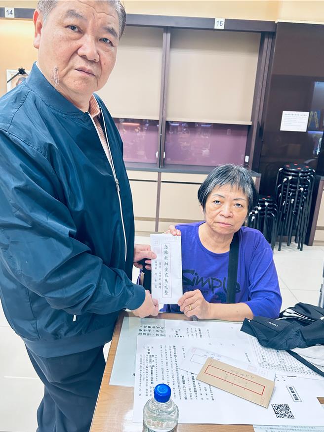 南庄乡残障慈善药师罗重盛（左）18日下午赶赴林家慰问，并赠送急难救助金2万元给林母（眼部请上马赛克）。（罗重盛提供／谢明俊苗栗传真）