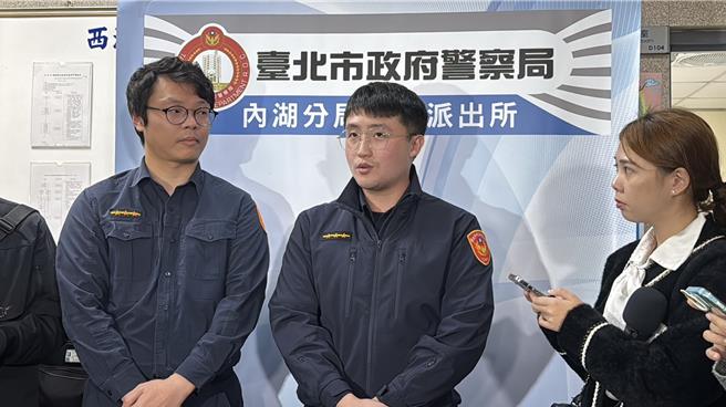 员警李文栋（右）说明开枪逮捕过程。（翻摄照片／林郁平台北传真）