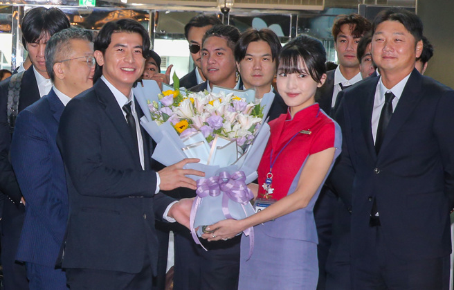 华航正妹地勤一出场献花，马上有网友被她的甜美笑容电到，想找出她的IG。（陈麒全摄）