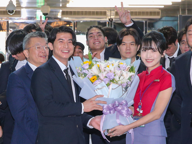 华航正妹地勤献花，引起网友暴动。（陈麒全摄）