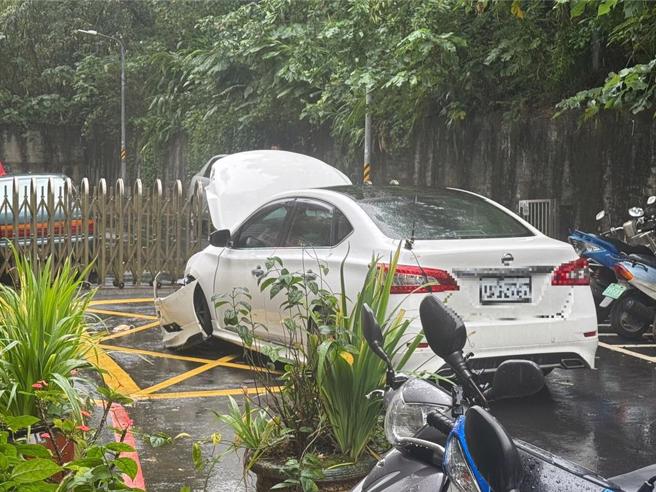 警方朝车辆连开11枪，将孙嫌逮捕到案。（翻摄照片／林郁平台北传真）