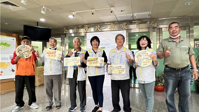 后壁区农会总干事林怡歆（中）19日上午在多位理监事等陪同下，「大阵仗」前往农业局登记。（张毓翎摄）