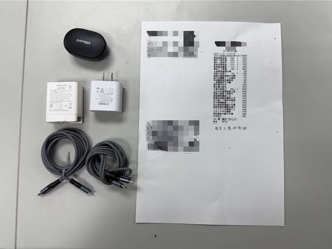 警方查扣到充电线、耳机等赃证物。（翻摄照片／林郁平台北传真）