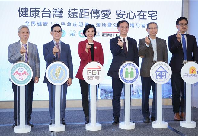 健保署长石崇良（右3）今出席捐赠仪式。（罗永铭摄）