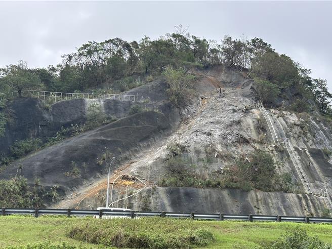 國道1號高速公路南下1.2公里處，今年10月發生邊坡滑落，高公局表示將斥資700萬元進行邊坡穩定作業。（立委王正旭服務處提供／張志康基隆傳真）