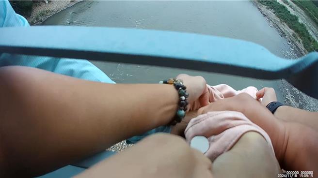 女子縱身跳下大肚溪之際，彰化警分局員警合力抓住女子，將她從鬼門關前救回。（警方提供／葉靜美彰化傳真）