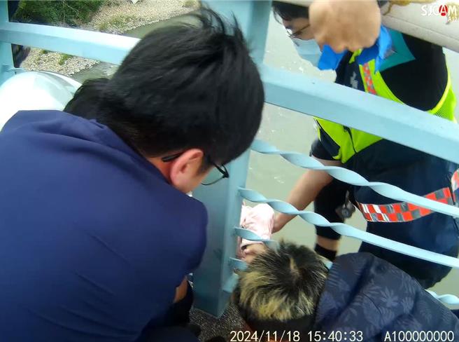 女子縱身跳下大肚溪之際，彰化警分局員警合力抓住女子，將她從鬼門關前救回。（警方提供／葉靜美彰化傳真）