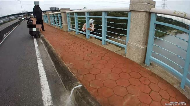 女子縱身跳下大肚溪之際，彰化警分局員警合力抓住女子，將她從鬼門關前救回。（警方提供／葉靜美彰化傳真）