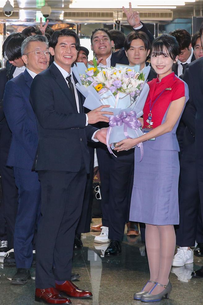 中華隊出發前往東京比賽前，華航漂亮空姐特別獻花致意，左為中華隊隊長陳傑憲（資料照／陳麒全攝）