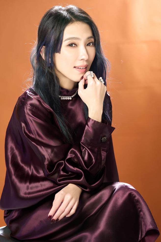 戴佩妮近几年探索灵修与心理学，学会放下我执，挑战各种不可能，佩戴TASAKI balance signature系列珠宝，从秩序找到平衡，代表她的心境。（JOJ PHOTO摄，服装提供／Ferragamo提供）