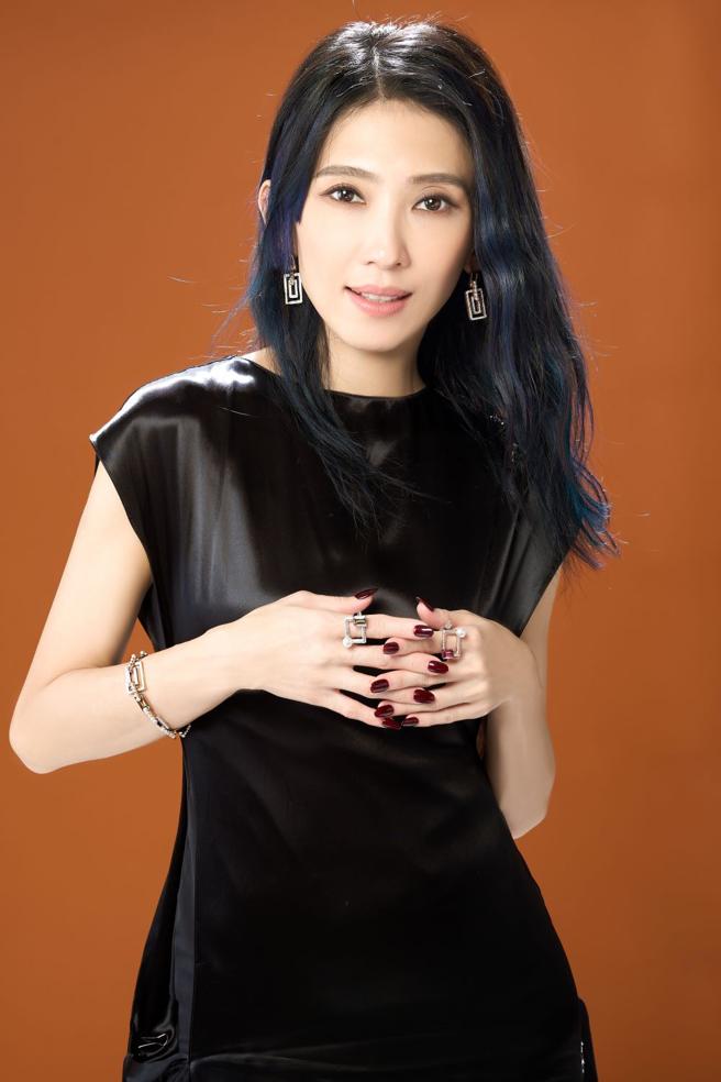 金曲歌后戴佩妮即将登上大巨蛋，门票开红盘已售9成，佩戴TASAKI Atelier Linkage系列珠宝，几何方块点缀彩宝，犹如站在舞台上的巨星。（JOJ PHOTO摄，服装提供／Ferragamo提供）