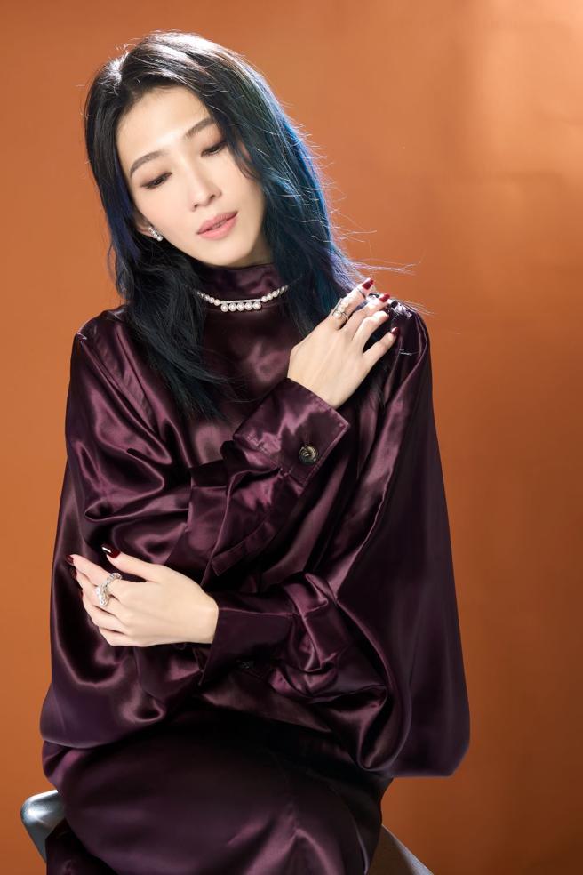 戴佩妮近几年探索灵修与心理学，学会放下我执，挑战各种不可能，佩戴TASAKI balance signature系列珠宝，从秩序找到平衡，代表她的心境。（JOJ PHOTO摄，服装提供／Ferragamo提供）