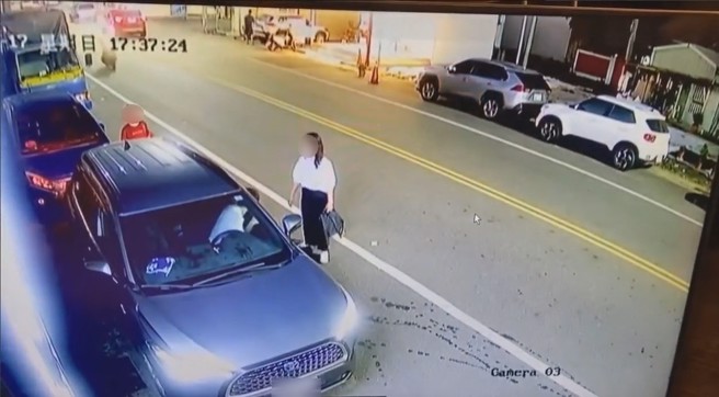 男子路边停车，两女还帮忙指挥，花了6分钟近20次，最终还是没停好崩溃下车。（翻摄爆料公社）