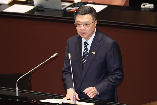 针对30名死刑犯的评议簿不復存在，未来恐赋归社会，卓荣泰认为应从严看待。图为卓19日赴立法院院会报告总预算案并备训。（邓博仁摄）