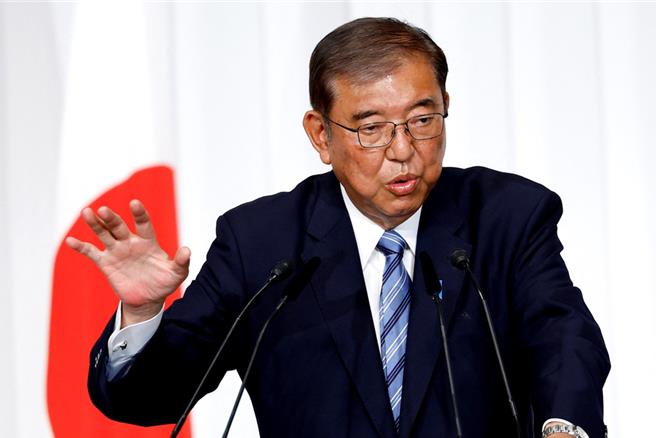 日本首相石破茂在會議期間的外交禮儀，成為網路上的熱門話題。（路透）