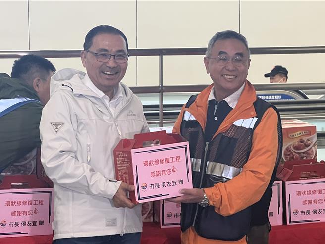 侯友宜慰勞復原工程團隊。（王揚傑攝）