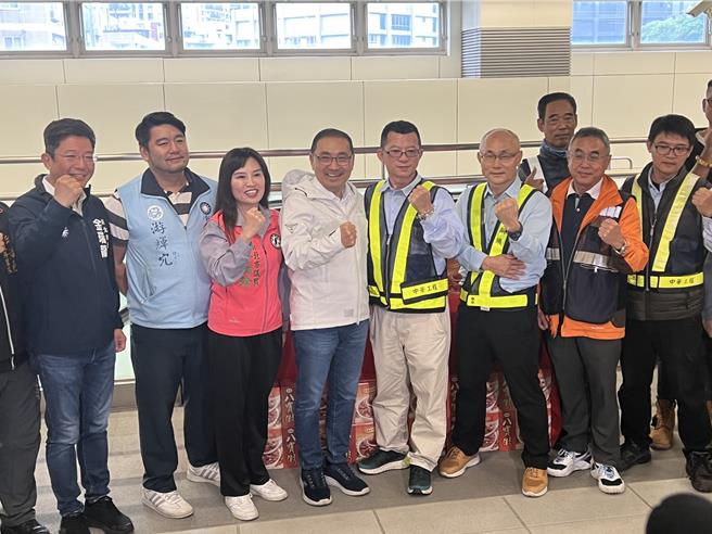 侯友宜慰勞復原工程團隊。（王揚傑攝）