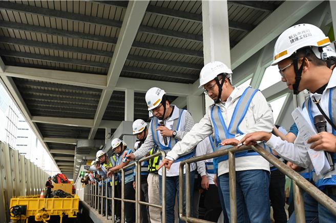 侯友宜今視察新北捷運環狀線復原工程進度。（新北市政府提供）