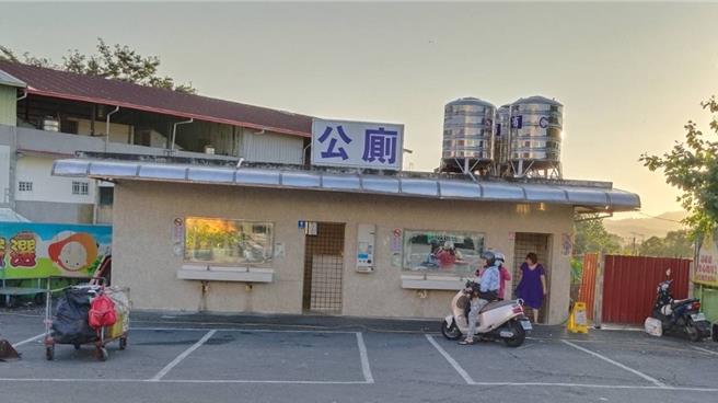 台南玉井青果市場是山區農產品集散中心，來往採購的民眾很多，但附設的公廁間數太少，令許多遊客和商家抱怨連連。（讀者提供／張毓翎台南傳真）