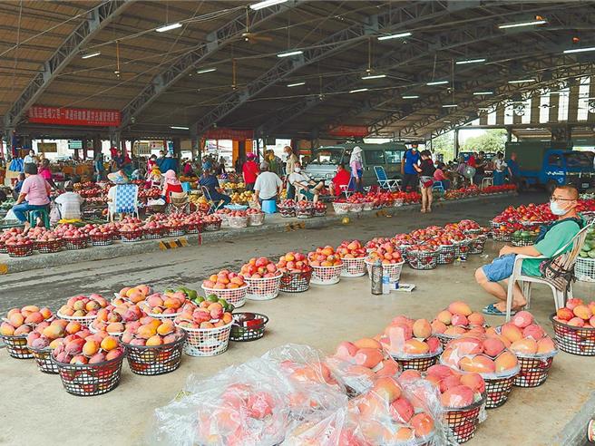 台南玉井青果市場是山區農產品集散中心，地方盼相關單位能改建或增建廁所。（本報資料照片）