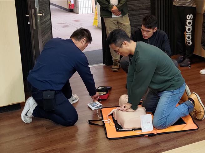 台電與新北市政府消防局首度合作辦理防災士培訓專班，課程包含災防體系與運作、急救訓練與施作等。(台電提供)